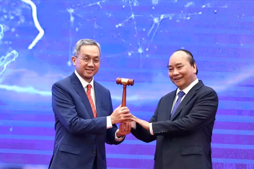 Thủ tướng Nguyễn Xuân Phúc chuyển giao búa Chủ tịch ASEAN cho Đại sứ Brunei tại Việt Nam. Ảnh: Nhật Hạ.