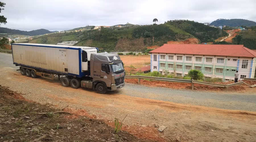 Đến đầu 11.2020, đoạn đường sụt lún, sạt trượt được sửa chữa tạm thời trong tình huống khẩn cấp ẢNH: LÂM VIÊN