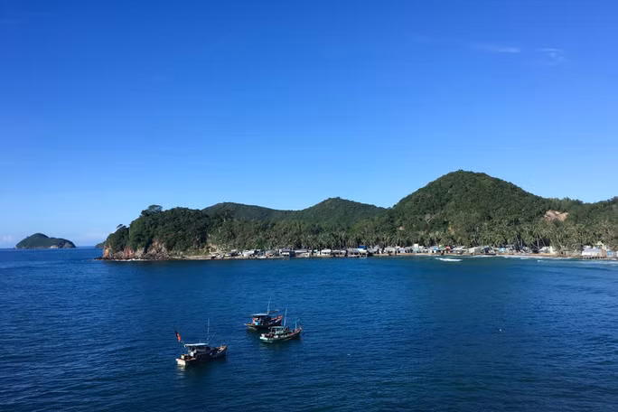 Những chiếc nghe nằm nghe sóng vỗ ở một góc đảo Nam Du