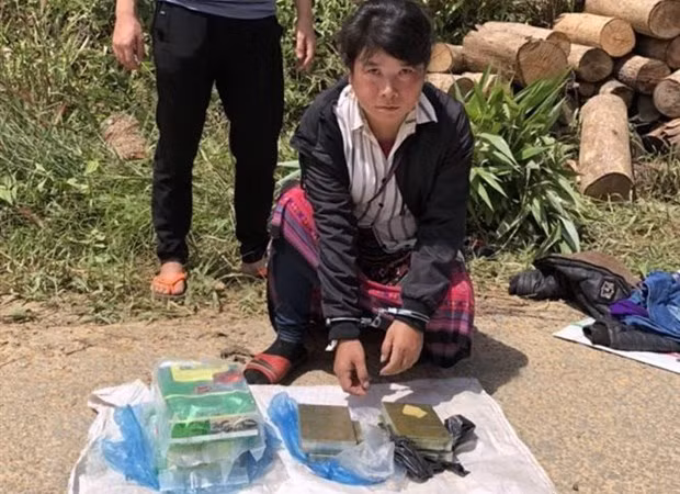 Một đối tượng và tang vật trong vụ án. (Ảnh: TTXVN phát) Một đối tượng và tang vật trong vụ án. (Ảnh: TTXVN phát)