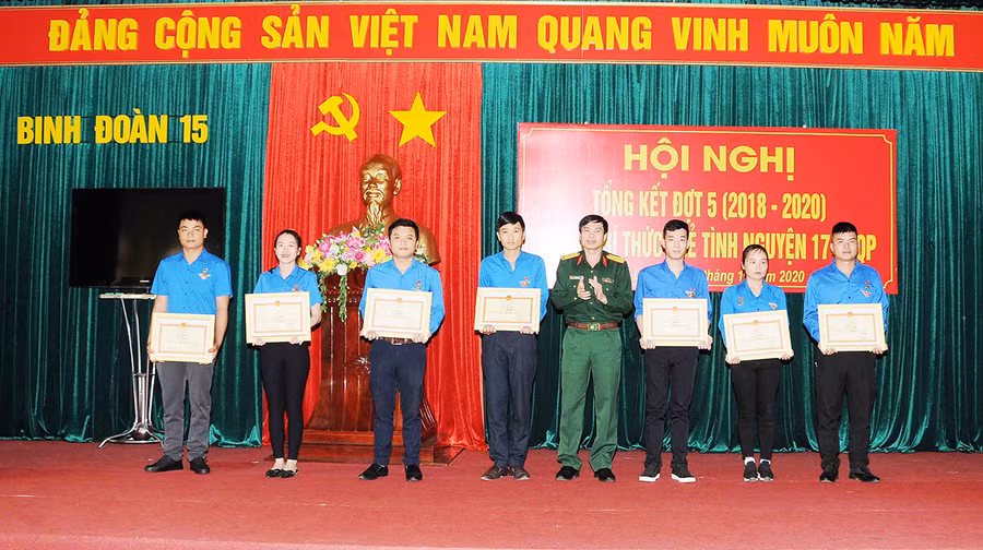 Lãnh đạo Binh đoàn 15 tặng bằng khen cho các trí thức trẻ tình nguyện. Ảnh: Vĩnh Hoàng