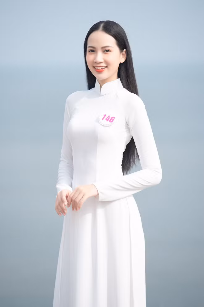 Phương Quỳnh (sinh năm 2000) khoe nhan sắc rạng rỡ khi diện áo dài. Được đánh giá cao từ đầu cuộc thi, việc người đẹp có mặt trong Top 35 không khiến khán giả bất ngờ. Với chiều cao 1,74m, số đo ba vòng 78-63-94, cùng nhan sắc xinh đẹp, mỹ nhân sinh năm 2000 được kỳ vọng sẽ làm nên chuyện trong đêm chung kết. ẢNH: BTC