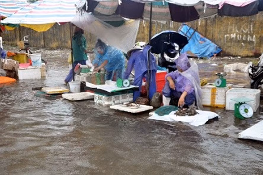 Bảo đảm an toàn thực phẩm mùa bão lụt. Ảnh: Ban Quản lý an toàn thực phẩm TPHCM