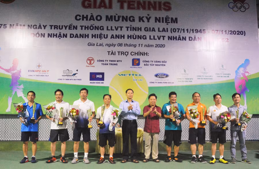  Ban Tổ chức trao cúp cho các cặp VĐV đạt giải nhất, nhì và ba. Ảnh: Huy Bắc