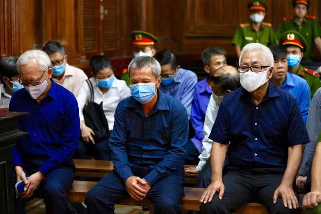 Trần Phương Bình (bìa phải), Phùng Ngọc Khánh (bìa trái) và đồng phạm tại phiên tòa chiều nay 27.11