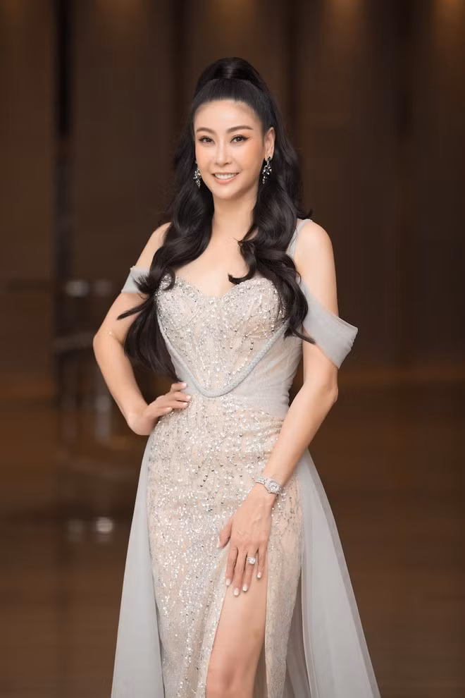 Hoa hậu Hà Kiều Anh diện váy trễ vai trên thảm đỏ. Cô ghi điểm bởi nhan sắc trẻ trung, xinh đẹp sau nhiều năm đăng quang. Hà Kiều Anh còn khiến nhiều người ngưỡng mộ bởi cuộc sống hôn nhân hạnh phúc ẢNH: BTC