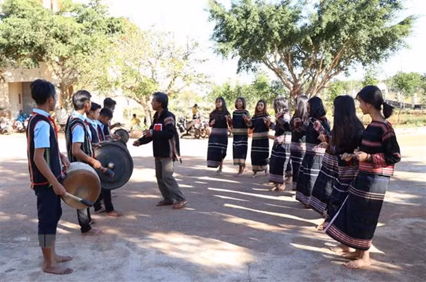 Nghệ nhân Ksor Siơh, dân tộc Jrai, sinh năm 1958, làng Kly, thị trấn Nhơn Hòa, huyện Chư Pưh (Gia Lai) dạy đánh cồng chiêng cho học sinh trong vùng. (Ảnh: Hồng Điệp/TTXVN) Nghệ nhân Ksor Siơh, dân tộc Jrai, sinh năm 1958, làng Kly, thị trấn Nhơn Hòa, huyện Chư Pưh (Gia Lai) dạy đánh cồng chiêng cho học sinh trong vùng. (Ảnh: Hồng Điệp/TTXVN)