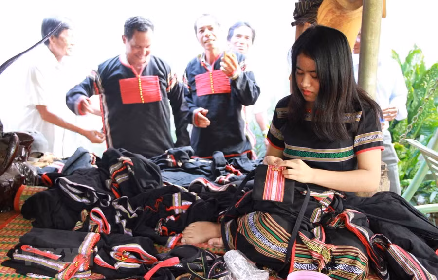 Hiện nay, xã viên Hợp tác xã Dệt thổ cẩm Tơng Bông, tỉnh Đắk Nông, đều biết dệt may thành thạo các sản phẩm như y phục nam nữ, túi xách, cà vạt, khăn trải bàn, gối tựa lưng, áo dài, quần áo trẻ em. (Ảnh: TTXVN phát)