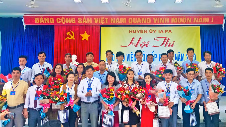  Ban tổ chức tăng hoa chúc mừng các thí sinh tham gia Hội thi. Ảnh: Mai Linh