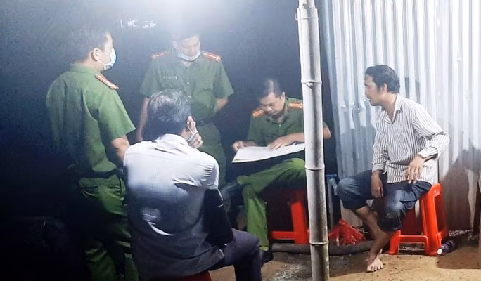  Công an đang khám nghiệm trường vụ án