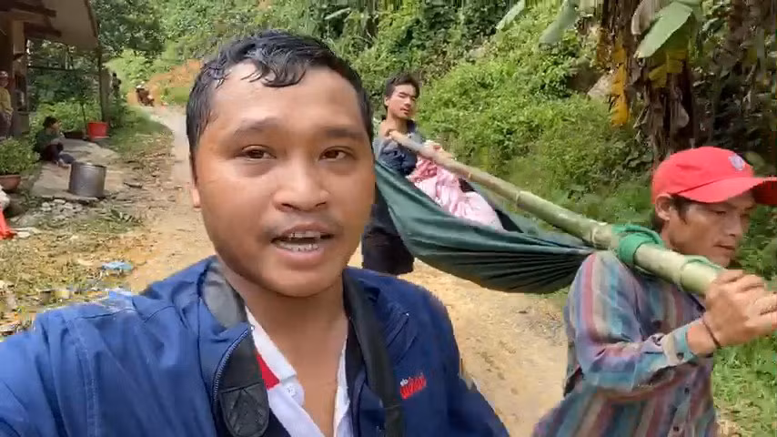 PV Lê Trung tiếp cận và dẫn hiện trường trong vụ sạt lở đất ở Trà Leng