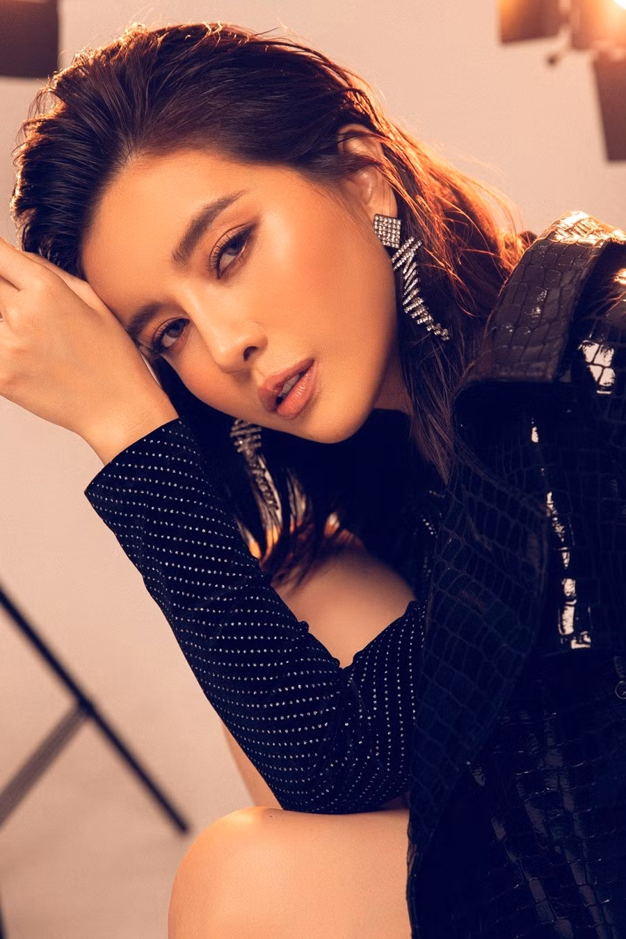 Cao Thái Hà sở hữu gương mặt với những đường nét sắc sảo. Tuy nhiên không vì vậy mà cô 
