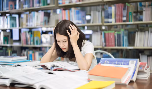 Sinh viên lo âu trước đề xuất tăng học phí. Ảnh minh họa (IT).