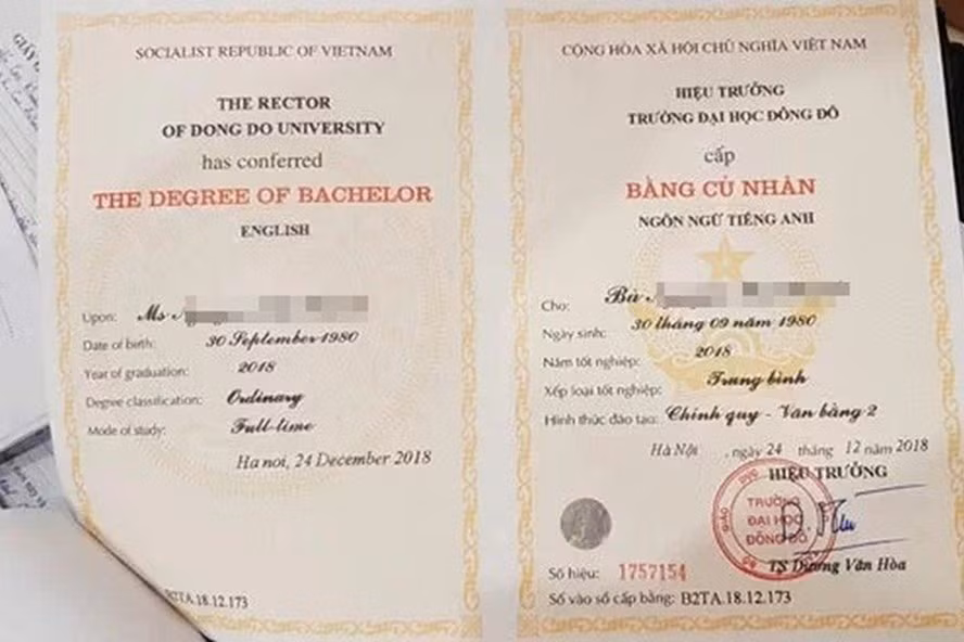 Văn bằng cử nhân giả do Đại học Đông Đô cấp cho các học viên. Ảnh: V.Dũng.