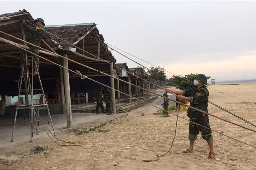 Lực lượng quân đội giúp dân gia cố các công trình nhà ở, trường học, ứng phó với bão số 9. Ảnh: Hưng Thơ