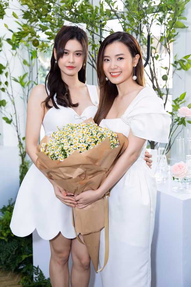Sau khi lắng nghe những chia sẻ từ Midu, dàn khách mời đều ủng hộ mỹ nhân trên con đường mới ẢNH: NVCC