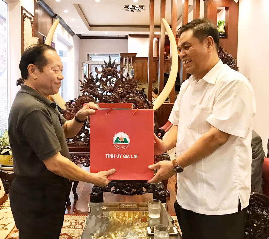 Đoàn đến thăm và tặng quà cho đồng chí Đào Xuân Liên-nguyên Tỉnh ủy viên, nguyên Phó Chủ tịch UBND tỉnh. Ảnh: Vũ Thảo