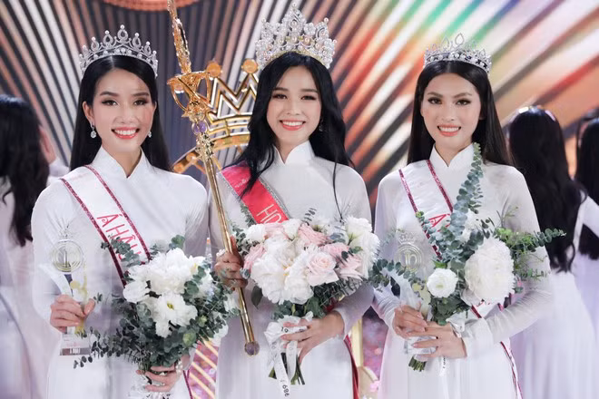 Á hậu 1 Phạm Ngọc Phương Anh, Hoa hậu Đỗ Thị Hà và Á hậu 2 Nguyễn Lê Ngọc Thảo (từ trái sang). Top 3 Hoa hậu Việt Nam năm nay được khen ngợi về nhan sắc lẫn trình độ học vấn ẢNH: BTC