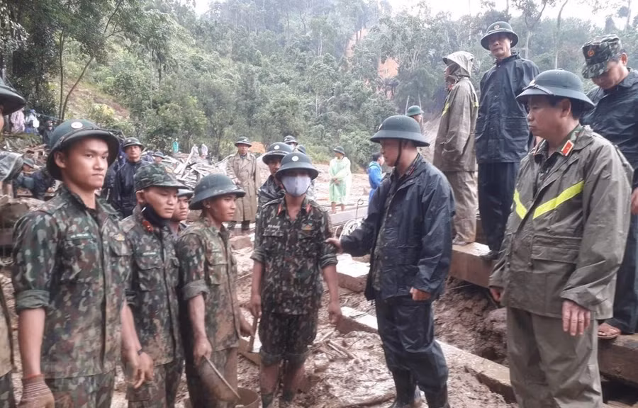 Trung tướng Thái Đại Ngọc, Tư lệnh Quân khu 5 động viên lực lượng tìm kiếm người mất tích. (Ảnh: Đoàn Hữu Trung/TTXVN) Trung tướng Thái Đại Ngọc, Tư lệnh Quân khu 5 động viên lực lượng tìm kiếm người mất tích. (Ảnh: Đoàn Hữu Trung/TTXVN)