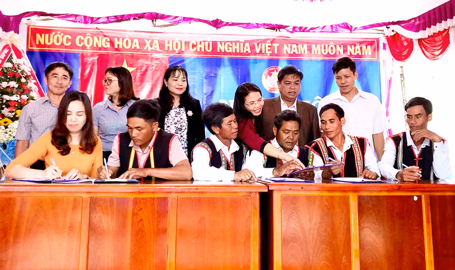  Ký cam kết thi đua thực hiện thắng lợi các chỉ tiêu kinh tế-xã hội trong năm 2021 tới. Ảnh: Lê Hòa