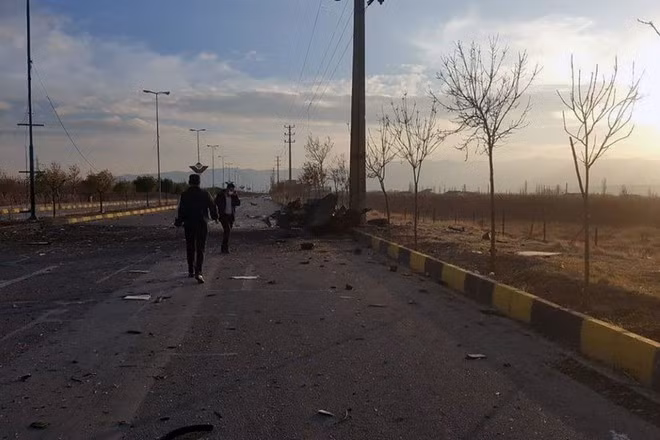  Hiện trường vụ phục kích gần Tehran - Ảnh: Reuters