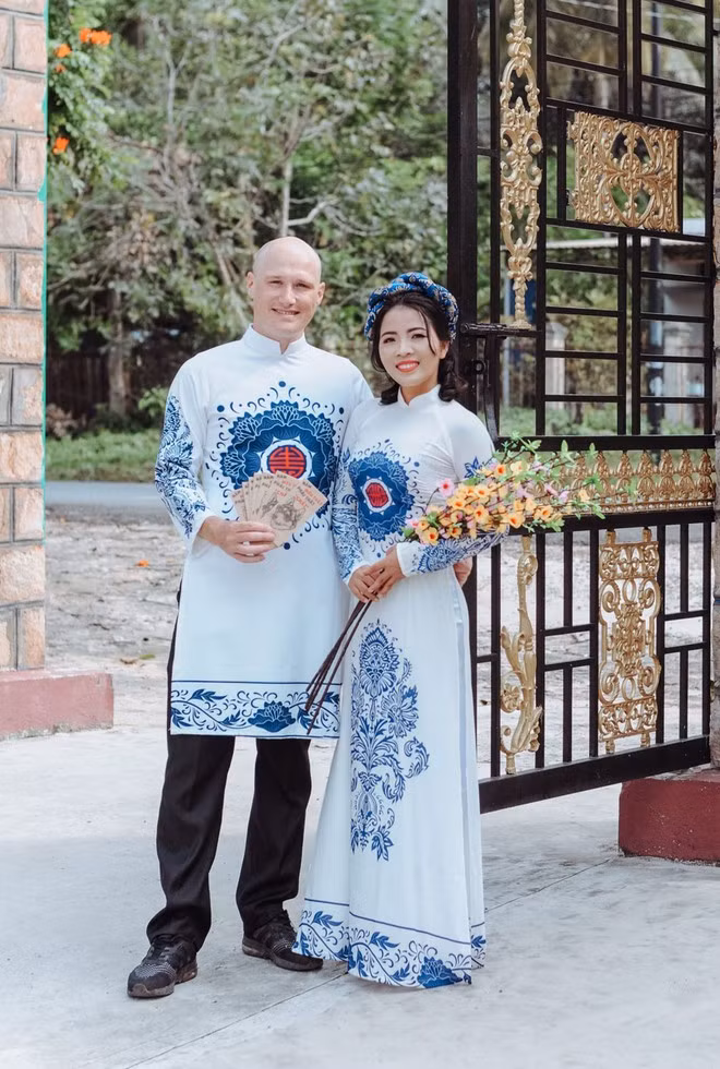 Tắm rửa, thay tã, cho bé ăn... chồng Tây không ngại việc gì