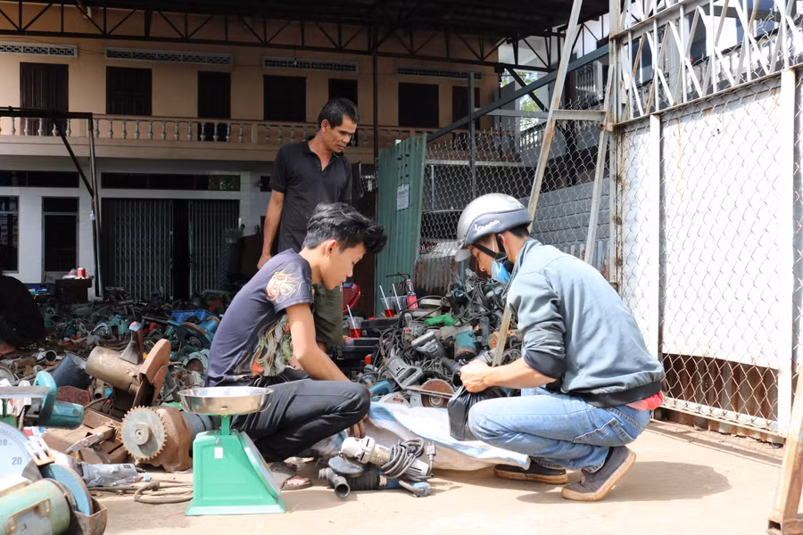 Một điểm bán hàng bãi Nhật trên đường Trường Chinh (TP. Pleiku). Ảnh: Sơn Ca