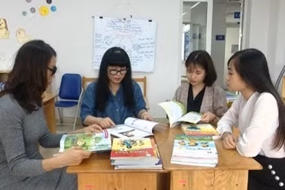  Bộ GDĐT yêu cầu giáo viên góp ý cho bản mẫu sách giáo khoa lớp 2, lớp 6 kỹ càng hơn. (Ảnh minh họa: LĐO)
