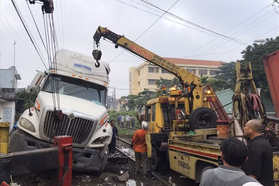 Xe container bị tông đứt đôi khi đang băng qua đường ray. 