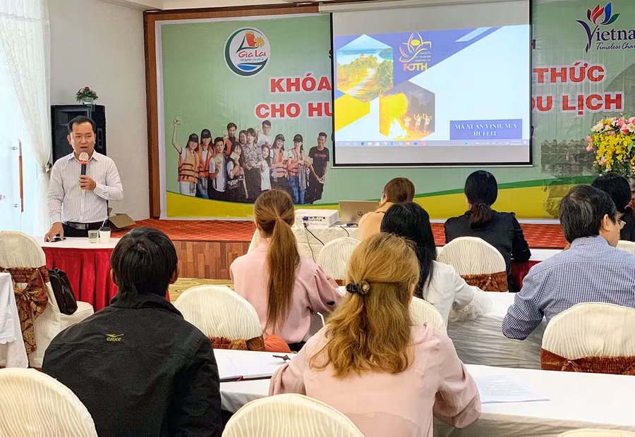  Giảng viên trao đổi với học viên những kiến thức liên quan đến nghiệp vụ hướng dẫn viên. Ảnh: Minh Châu