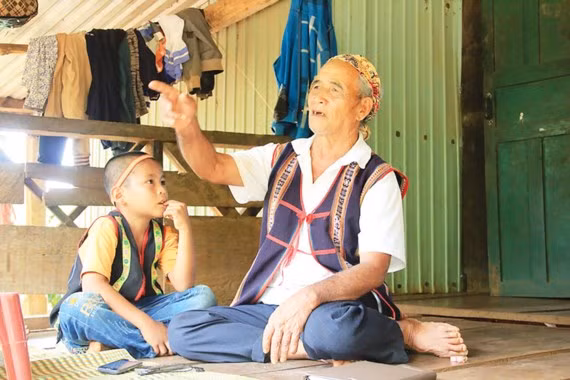 Ông Rơ Châm Nha lo lắng kể khan thất truyền vì lớp trẻ không mặn mà.