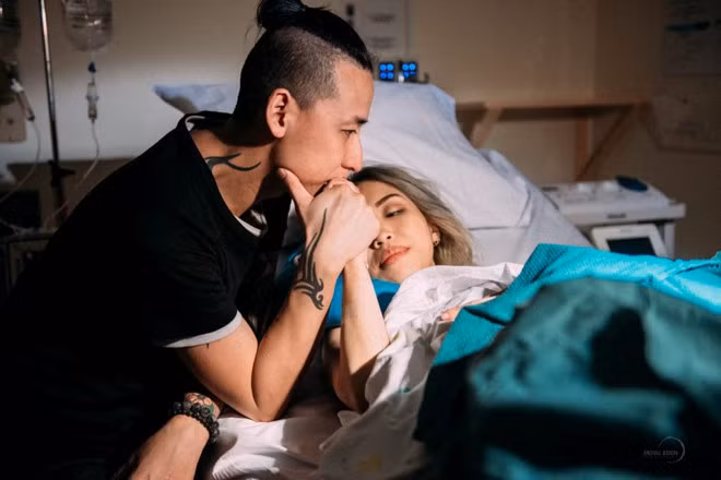  Cái nắm tay thật chặt không rời của người chồng dành cho vợ đang vật lộn trong cơn đau đớn.