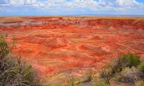  Sa mạc Painted rộng hơn 19.400 km2 nằm ở phía đông bắc của bang Arizona, Mỹ, là vùng đất có nhiều màu sắc khác nhau như đỏ, da cam, hồng và tím. Nguyên nhân là do các lớp đất đá chứa nhiều sắt và mangan. Ảnh: Wikimedia.