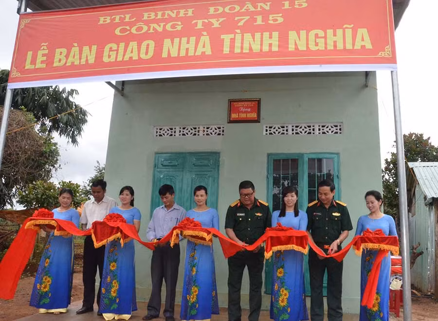 Trao nhà tình nghĩa cho gia đình ông Pul OI. Ảnh: V.H Trao nhà tình nghĩa cho gia đình ông Pul OI. Ảnh: V.H