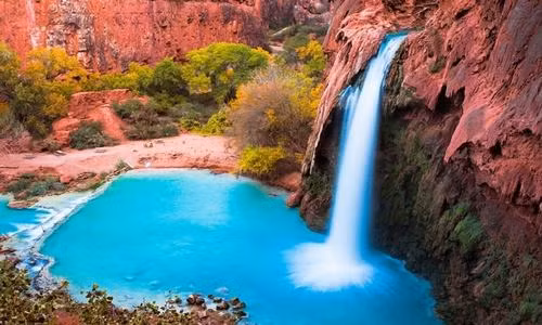 Thác Havasu, nằm sâu trong hẻm núi Grand Canyon ở Mỹ, chảy trên những tảng đá màu đỏ hùng vĩ và hòa vào hồ nước màu xanh ngọc lam bên dưới. Thác Havasu là một trong những thác nước được chụp hình nhiều nhất thế giới. Ảnh: iStock.