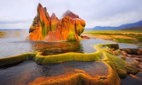 Mạch nước phun Fly Geyser, Nevada, Mỹ, không phải là mạch nước tự nhiên mà do con người vô tình tạo ra khi khoan giếng để tìm kiếm nguồn năng lượng địa nhiệt vào năm 1964. Màu sắc rực rỡ xung quanh mạch nước hình thành do vi khuẩn chịu nhiệt (thermophile) phát triển mạnh ở nhiệt độ cao. Ảnh: iStock.