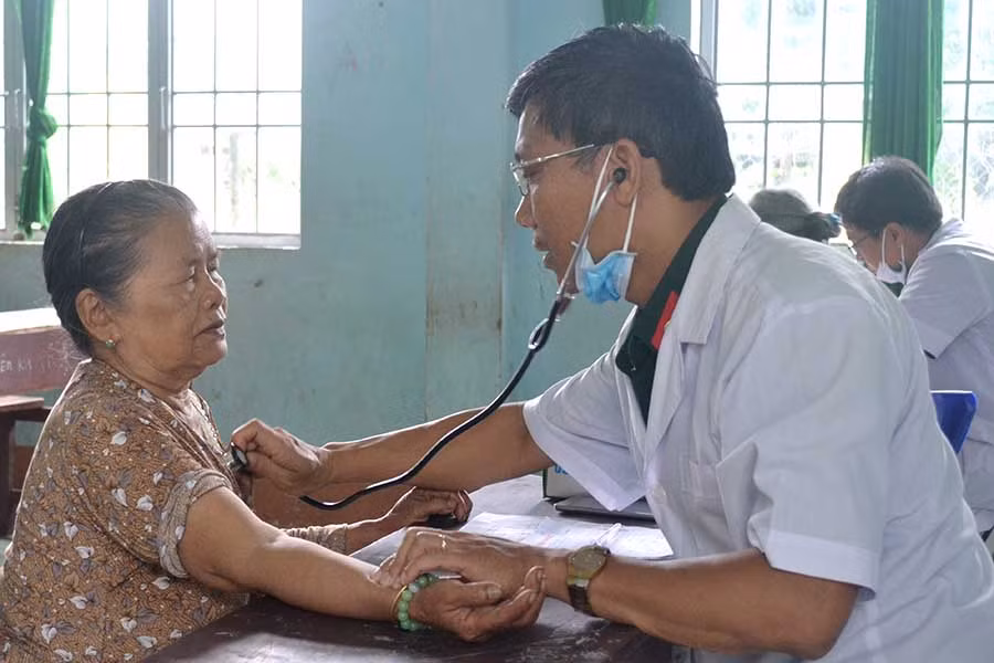  Các bác sĩ tình nguyện viên khám bệnh cho người dân xã An Trung. Ảnh: Lê Hòa