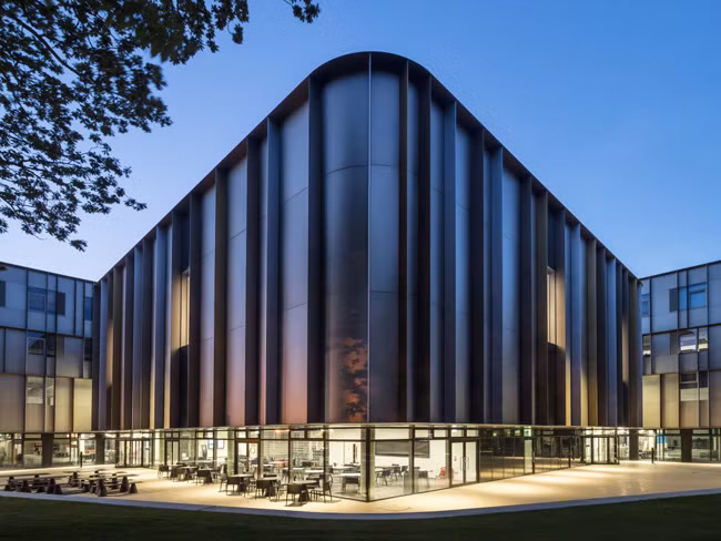 Tòa nhà Sibson của Đại học Kent ở Canterbury (Anh) có kiến trúc mặt tiền lạ mắt kết hợp không gian mở ngập tràn ánh sáng cho tòa nhà.