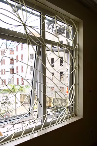 Hoa sắt cửa sổ có tác dụng chống trộm nhưng cũng là con dao hai lưỡi - cản trở việc thoát hiểm. Ảnh: Hà Thành. Hoa sắt cửa sổ có tác dụng chống trộm nhưng cũng là con dao hai lưỡi - cản trở việc thoát hiểm. Ảnh: Hà Thành.