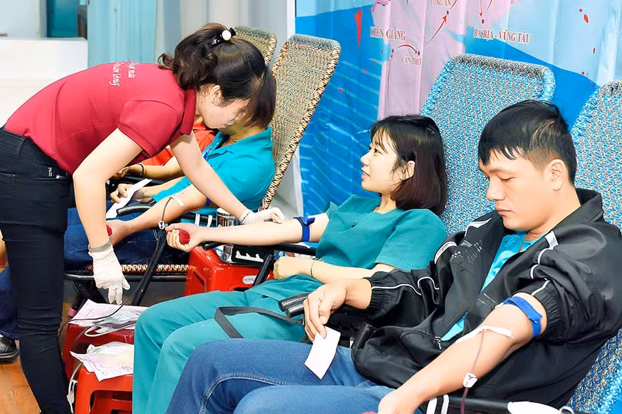 Đoàn viên, thanh niên tham gia hiến máu. Ảnh. Đ.T Đoàn viên, thanh niên tham gia hiến máu. Ảnh. Đ.T