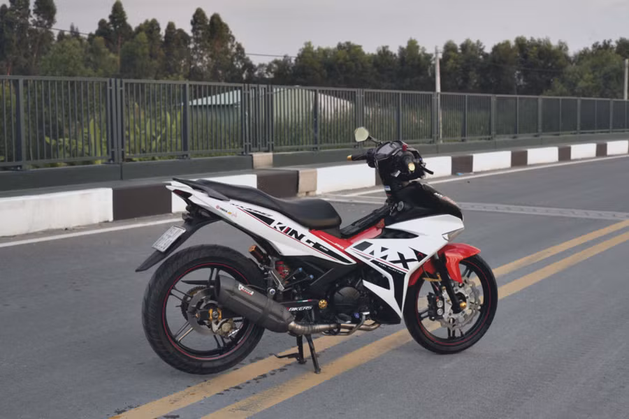 Dàn tem MX King khá đơn giản. MX King là tên gọi khác của Yamaha Exciter tại Indonesia. Dàn tem MX King khá đơn giản. MX King là tên gọi khác của Yamaha Exciter tại Indonesia.
