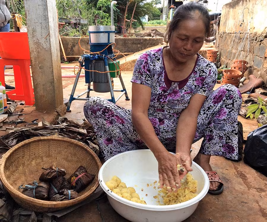 Để làm nên chiếc bánh gai phải trải qua rất nhiều công đoạn tỉ mỉ, khéo léo. Ảnh: P.L