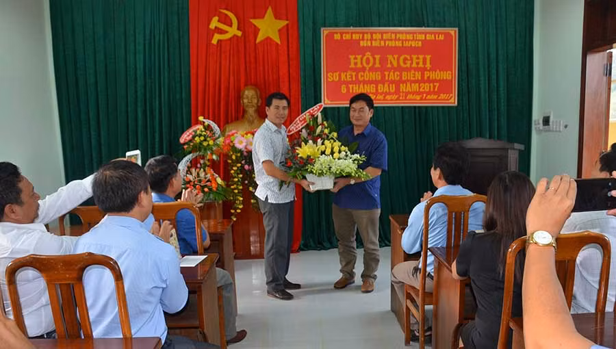 1 Tổng Biên tập Báo Gia Lai tặng hoa chức mừng các đồng chí nhận nhiệm vụ mới. Ảnh: Vĩnh Hoàng