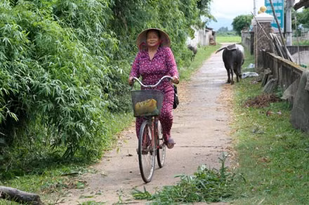 70 tuổi, bà Chẩm vẫn làm y tế thôn, đi khắp đây đó để thăm khám cho mọi người.