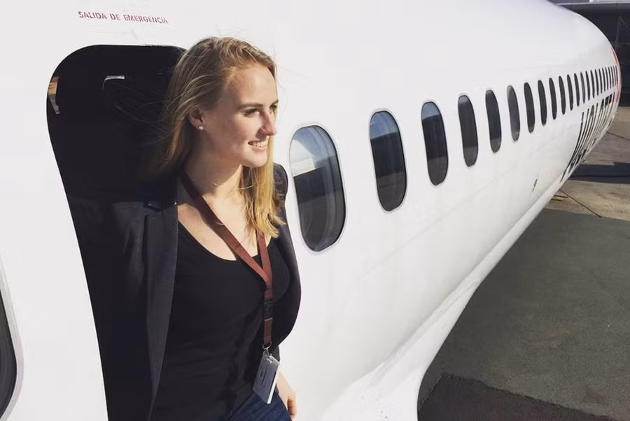  Lindy Cats (23 tuổi, Hà Lan) làm phi công trên những chiếc Boeing 717, theo Independent. 9X thường xuyên chia sẻ lên mạng ảnh chụp qua buồng lái máy bay, thu hút hàng nghìn like (thích). Với gần 70.000 fan tại Instagram, Lindy hiện truyền cảm hứng cho các cô gái muốn tham gia vào ngành hàng không. Ảnh: Instagram NV.