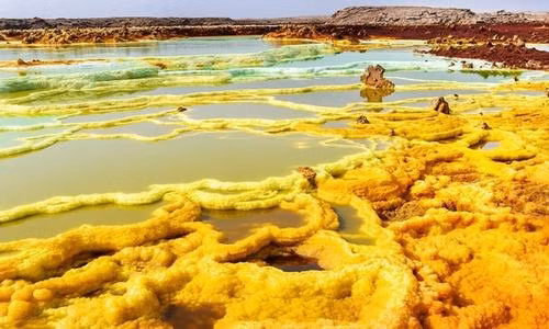  Suối nước nóng ở vùng trũng Danakil của Ethiopia có nhiều màu sắc sặc sỡ, tạo nên vẻ đẹp như thiên đường, nhưng rất độc hại do nước mang tính axit cao. Các hợp chất muối tích tụ và cô đọng lại, khiến mặt đất chuyển thành màu vàng, đỏ, xanh lá cây. Ảnh: iStock.