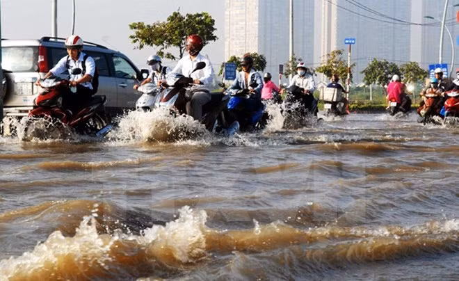 Hình ảnh quen thuộc tại các khu đô thị lớn khi xuất hiện mưa lớn.