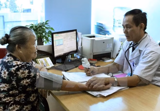 Khám sức khỏe cho người cao tuổi. Khám sức khỏe cho người cao tuổi.
