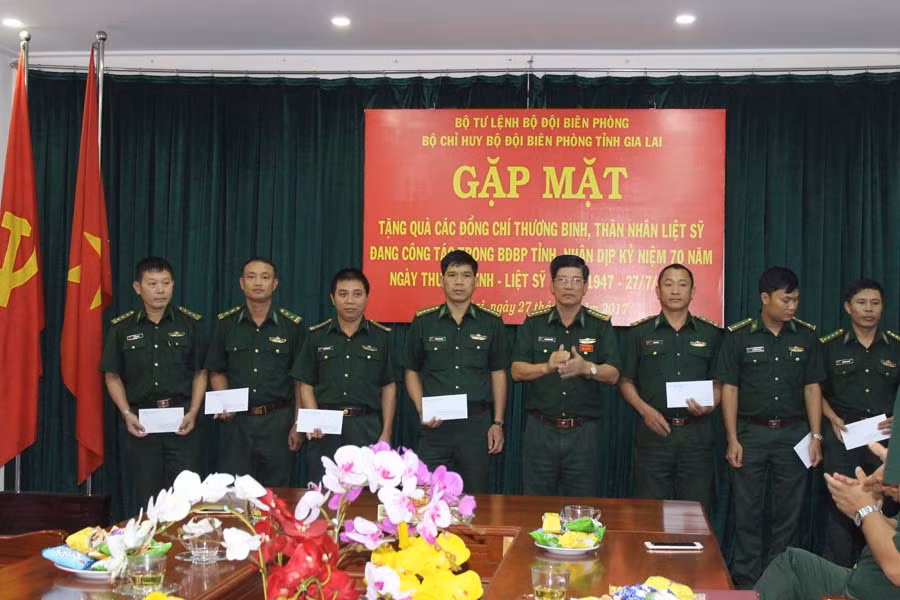 Lãnh đạo BCH tặng quà cho các thương binh, thân nhân liệt sĩ. Ảnh: Anh Huy Lãnh đạo BCH tặng quà cho các thương binh, thân nhân liệt sĩ. Ảnh: Anh Huy