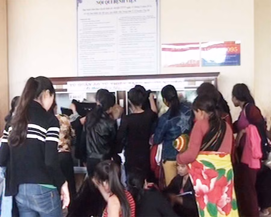 Bệnh nhân tự chọn quần, áo tại tủ quần áo từ thiện đặt tại Trung tâm Y tế huyện Chư Sê. Ảnh: Đức Chí